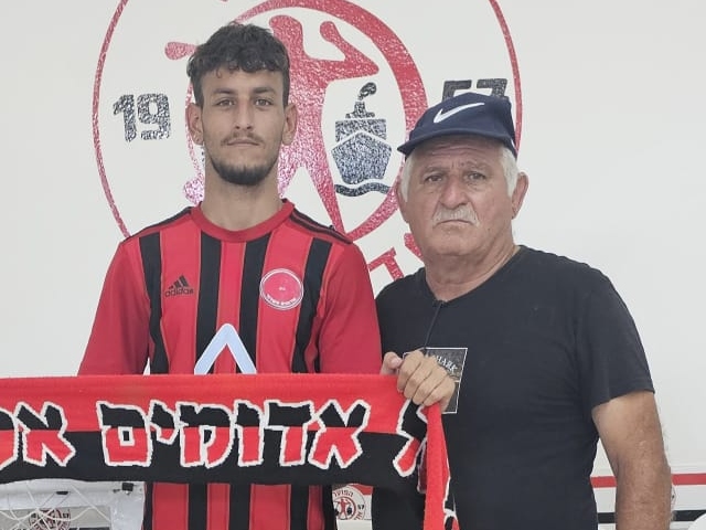 יהב אפריאט ויוסי כנפו במעמד החתימה (מדיה אדומים אשדוד)